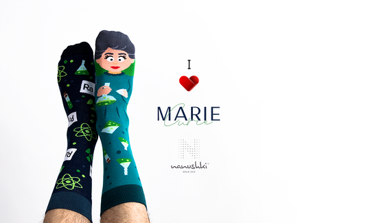 Madame Curie Socken, Socken mit Berühmtheiten, Motivsocken, Themensocken, Geschenkidee für Chemieprofessorin.